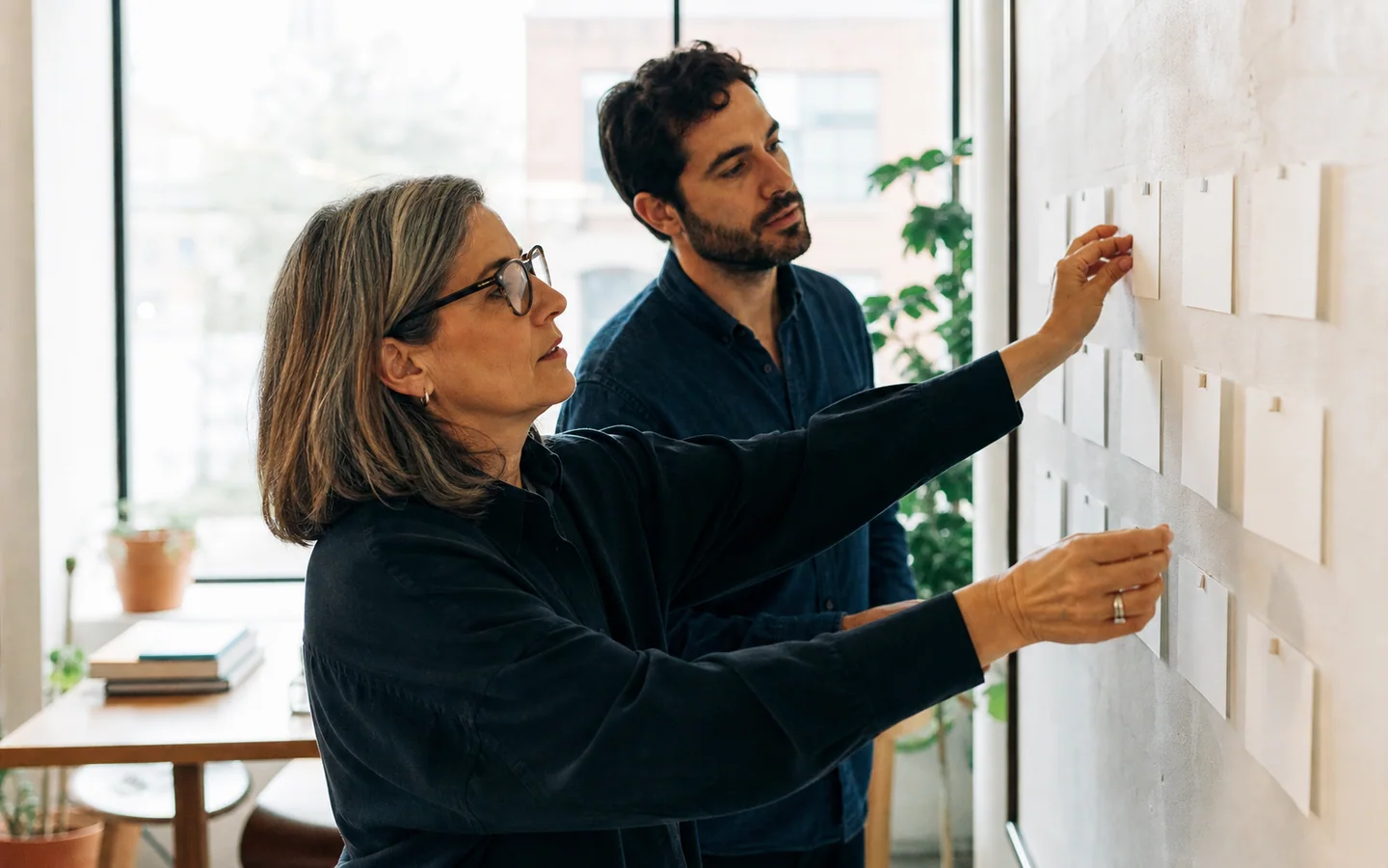 Editora y fundadora organizando la arquitectura de contenido de un sitio