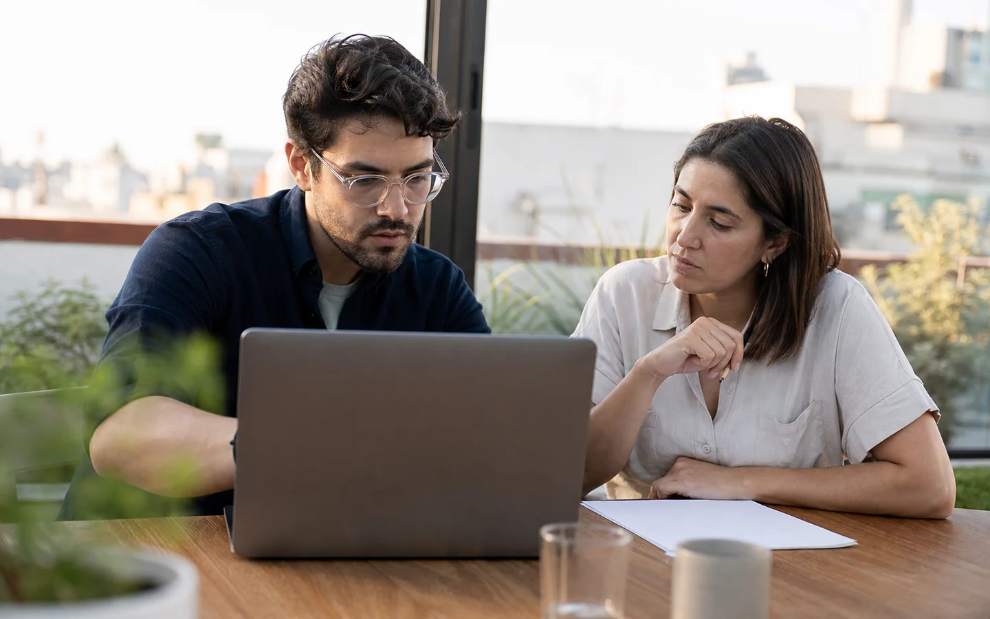 Especialista realizando una auditoría SEO técnica junto a una empresaria