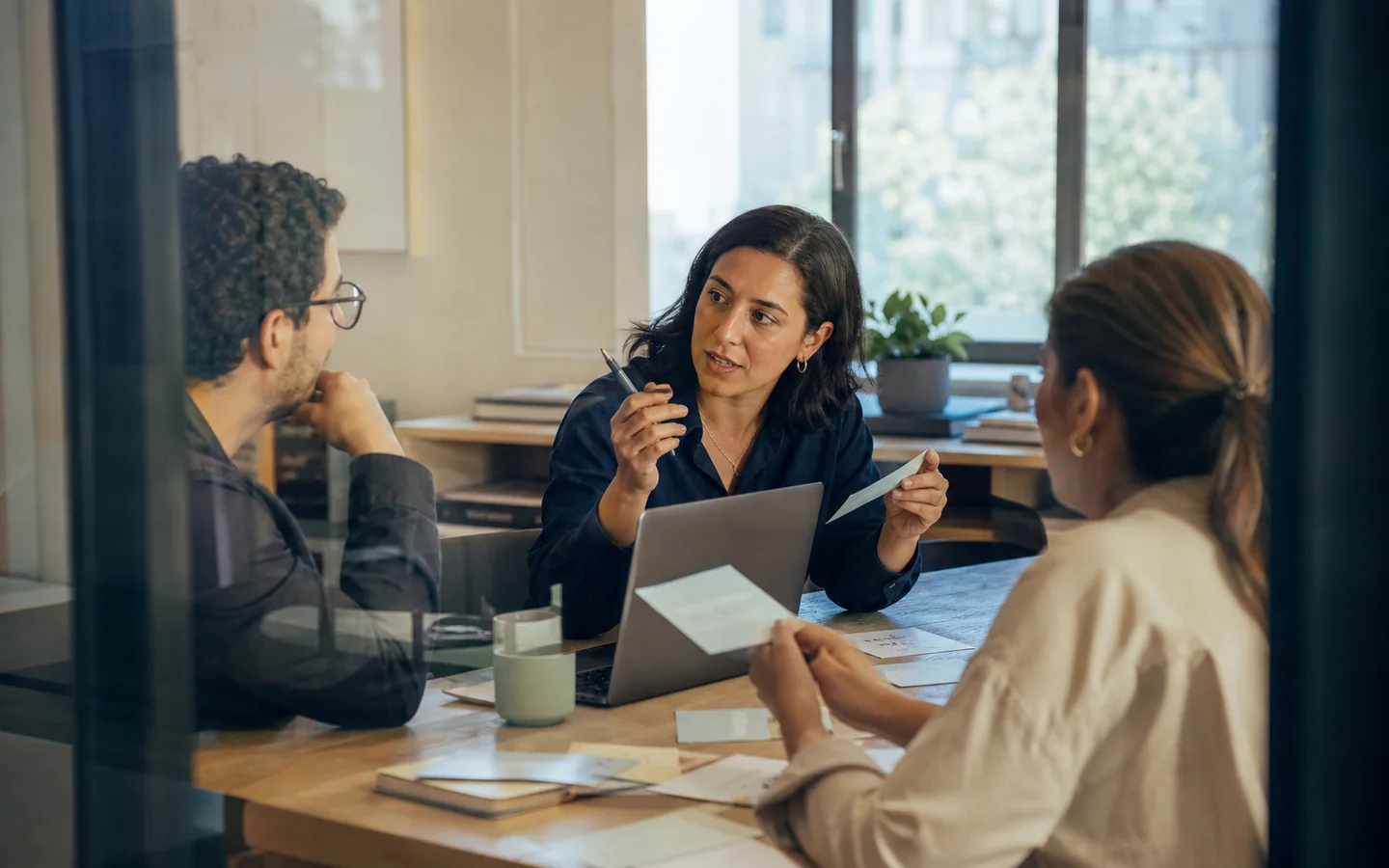 Equipo comercial priorizando oportunidades durante una sesión de trabajo