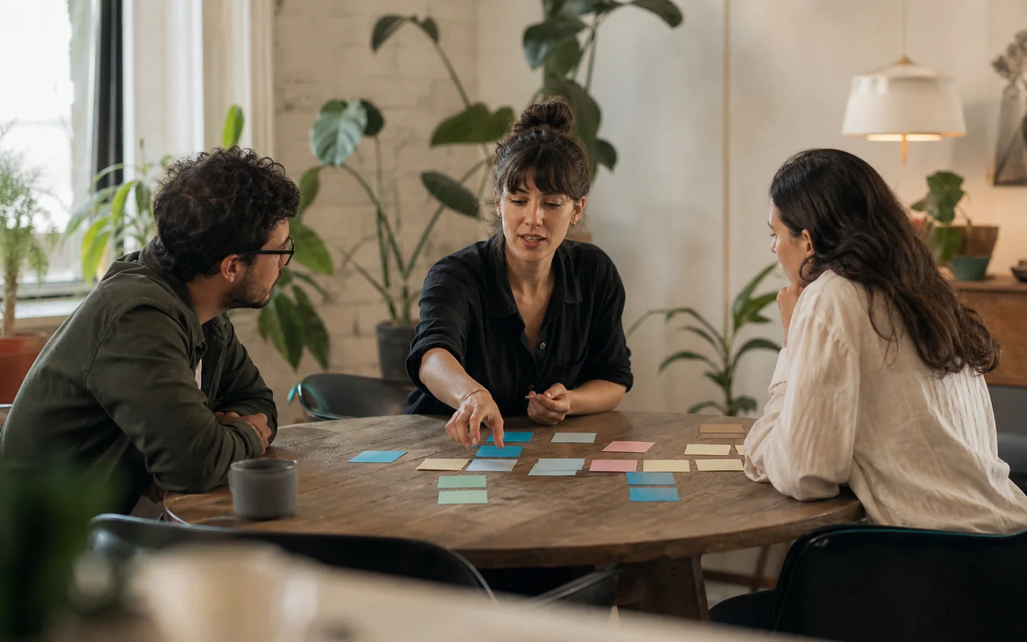 Equipo editorial agrupando temas relacionados para una estrategia de contenido