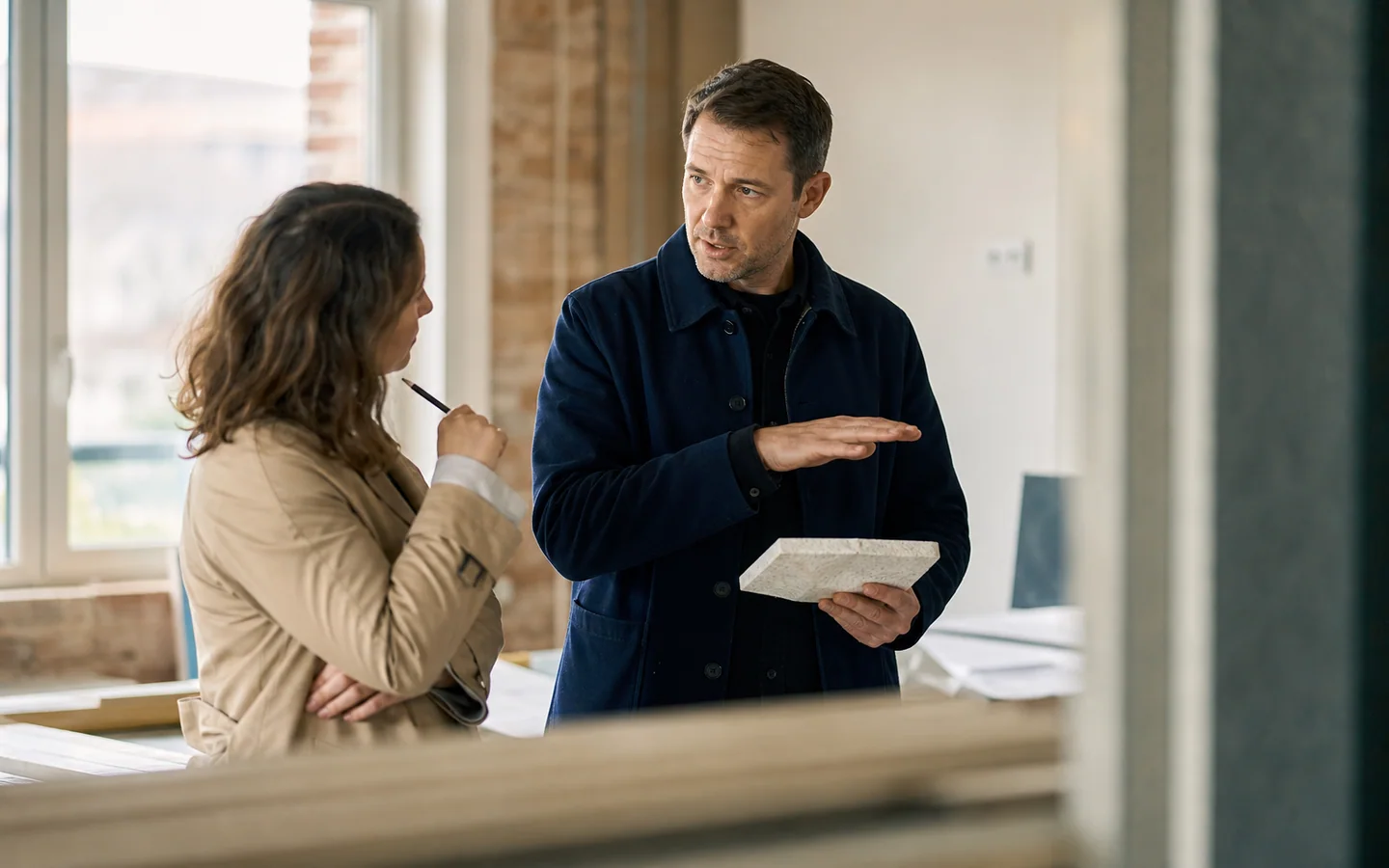 Copywriter entrevistando a un arquitecto para escribir una página de servicios
