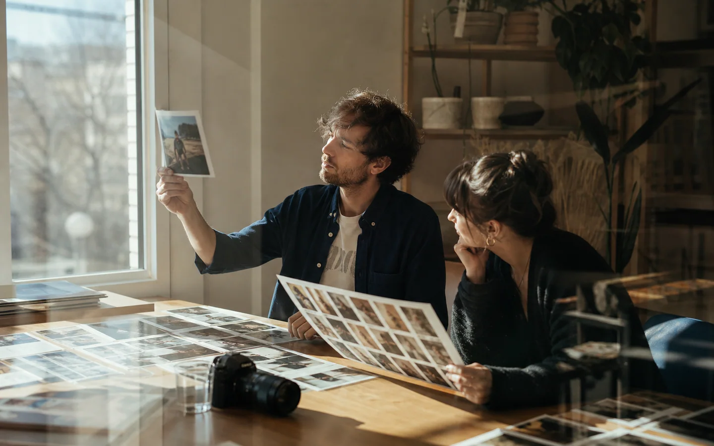 Fotógrafa y diseñadora seleccionando imágenes optimizadas para una web