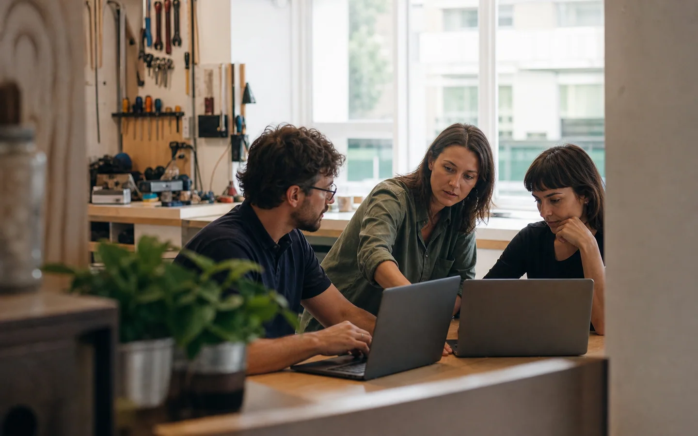 Equipo conectando la atención web con CRM y facturación