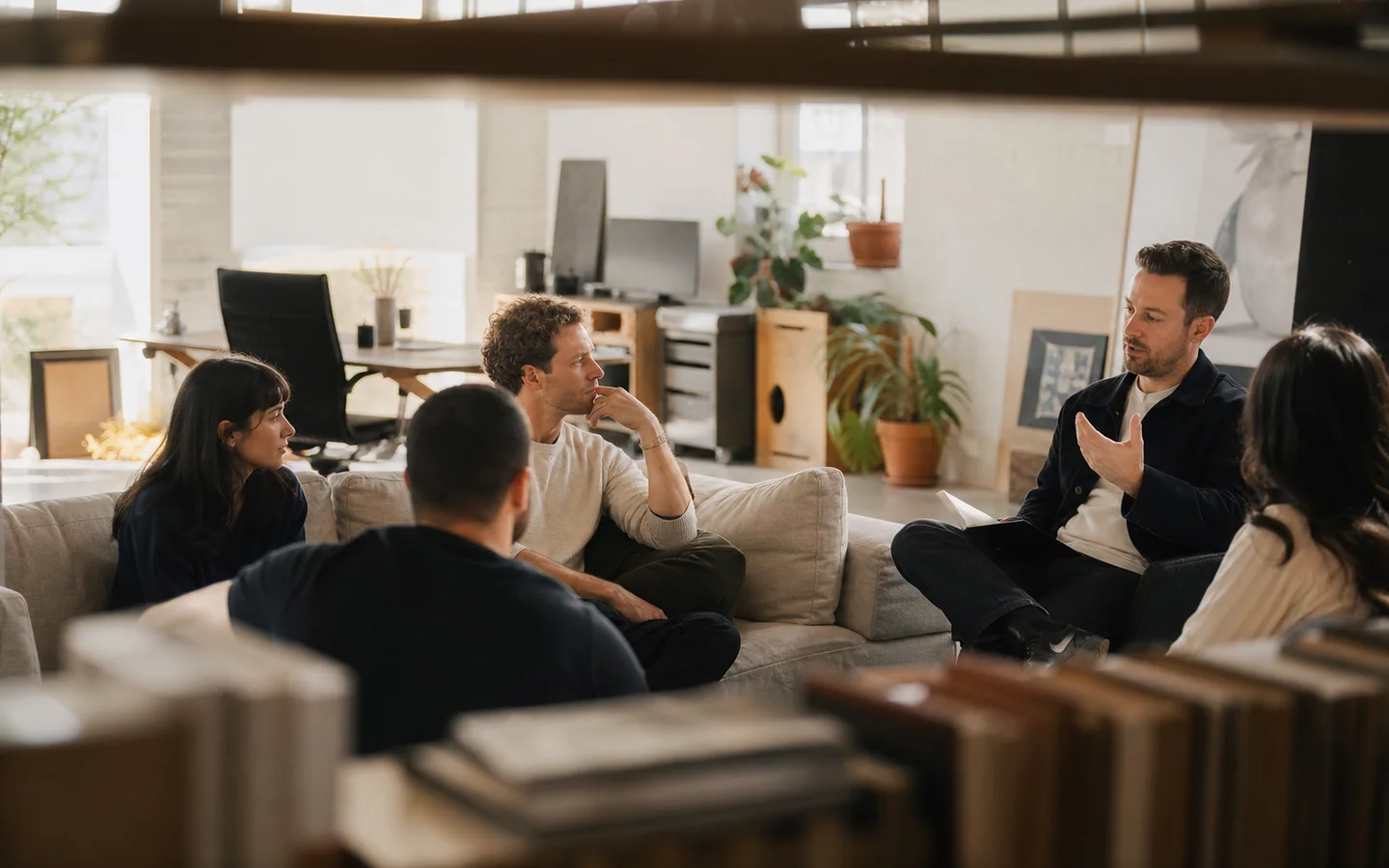 Equipo pequeño practicando una conversación comercial